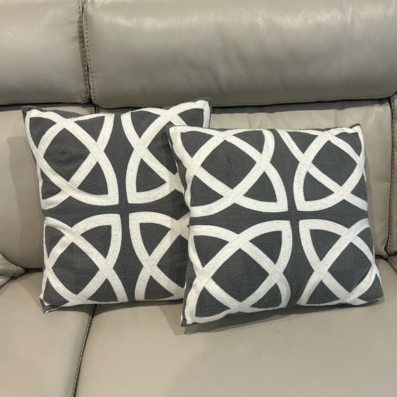 Accent Billows - Picture 1 of 2